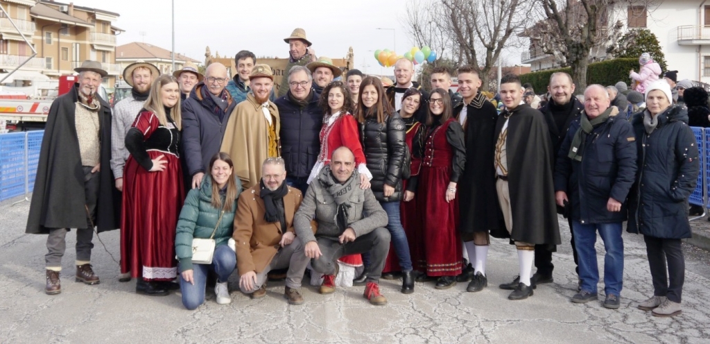 Hanno aperto la sfilata dei carri allegorici il sindaco e gli amministratori con le maschere e gli organizzatori